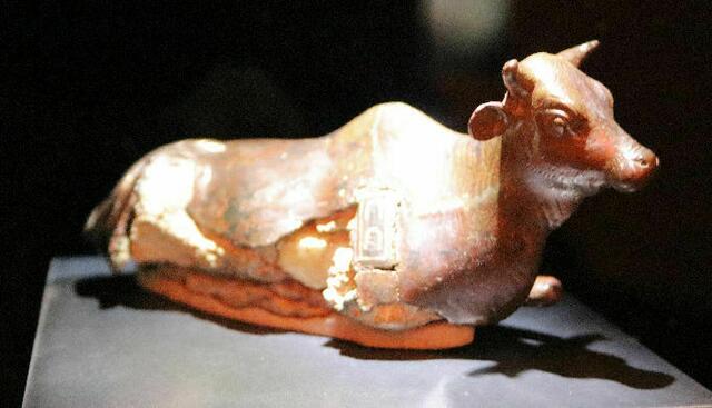 ägyptisches Stiergewicht, Bleigewicht mit einer Goldtauschierung, es ist das größte bekannte Gewicht in Tiergestalt, mit einer Inschrift 20 Deber, dem Gewicht Fundort unbekannt, Ägypten                                       Hildesheim, Roemer und Pelizaeus-Museum