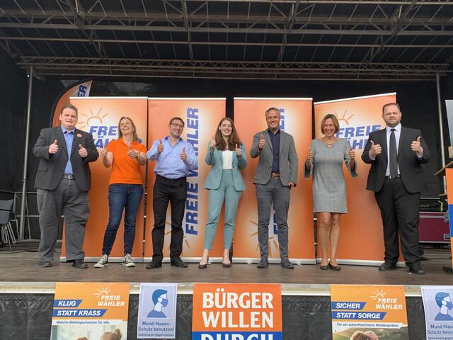 Die "Top 5" der Landesliste mit FREIE WÄHLER Hessen-Landesvorsitzenden Engin Eroglu (r.) und Gregor Voth (l.), Mitglied im Bundesvorstand der FREIE WÄHLER: Von links: Kira Hauser, Diego Semmler, Laura Schulz, Peter Klug und Bianka Rössler. | Foto: Thorsten Strack
