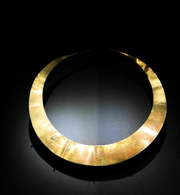 Irisches Möndchen, Lunulae, sind papierdünn ausgearbeitet