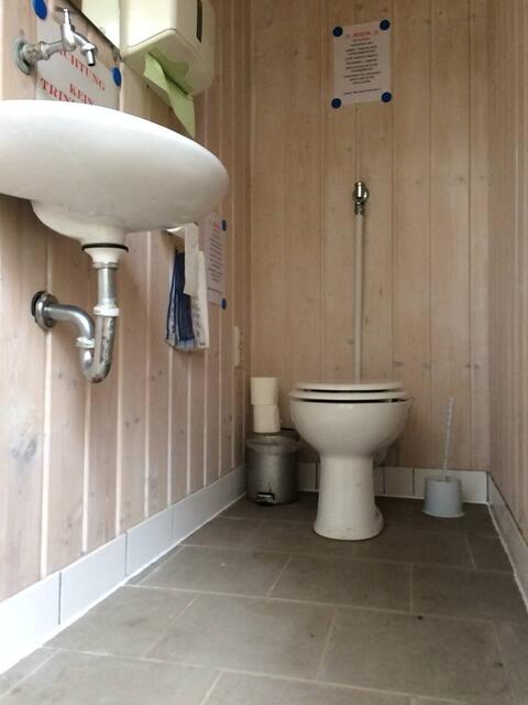 Die Damentoilette nach den Fliesarbeiten.