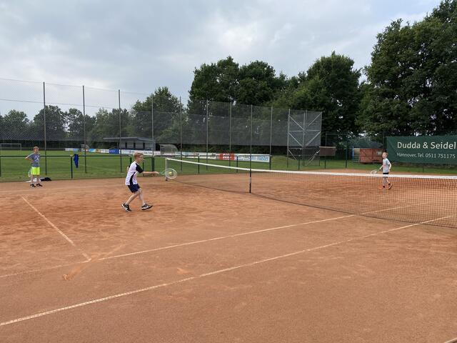 Marlin trainiert mit den größeren Jungen Spiel und Technik.