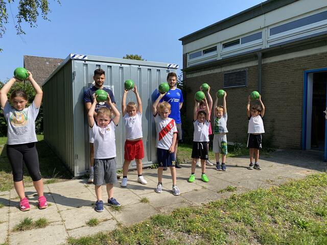 Die Handball-Kinder mit den beiden Trainern Timo Mügge (l.) und Jannis Heinrich.