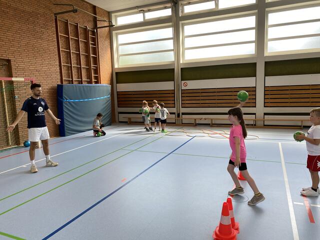 Torwurf üben, eine Grundübung im Handball.