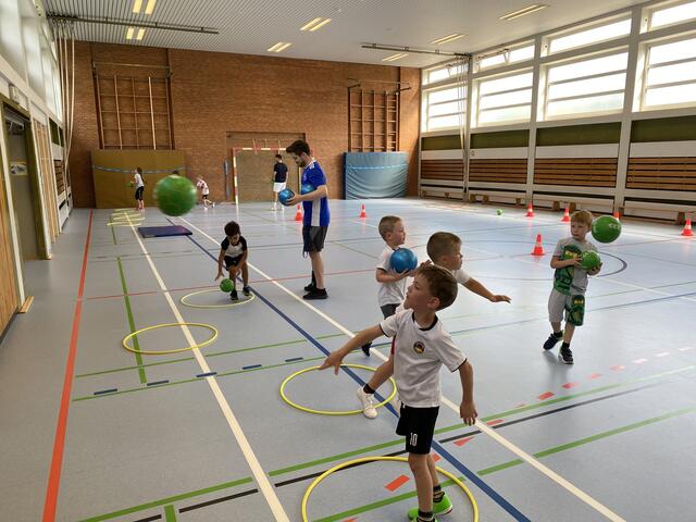 Den Ball gegen die Wand werfen und wieder auffangen.