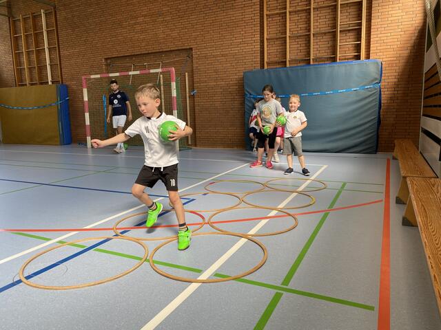 Mit dem Ball seitwärts im Zickzack laufen.