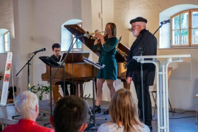 Die drei Künstler (v. r.) Manfred-Andreas Lipp, Julia Blind und Kirill Kvetniy begeisterten mit einem Repertoire aus historischen Quellen (Uri Tzion, Dona, Havah Nagilah) und Balladen (Hallelujah, Over the Rainbow, The Rose, Imagine, Hey Jude, Summertime, Autumn Leaves, You´ve got a Friend, Sag´mir wo die Blumen sind). | Foto: Markus Komposch