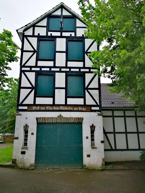 Feuerwehr in Olpe.. Historischer Schlauchturm. Arthur Brandt freut es.