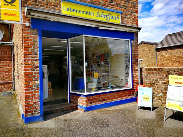 Frau Runkelbachs neuer Laden in Fliesteden...Elvira Krause beim Einkauf ;-)  (ElLa Improtheater)