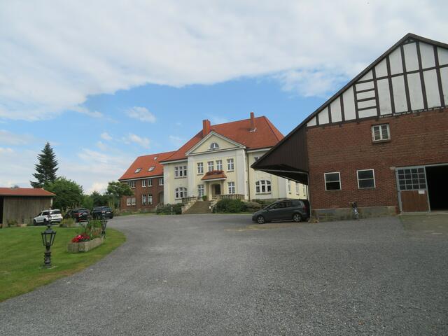 Die Gebäude gehören alle zum Cafe Zum Schafstall.
