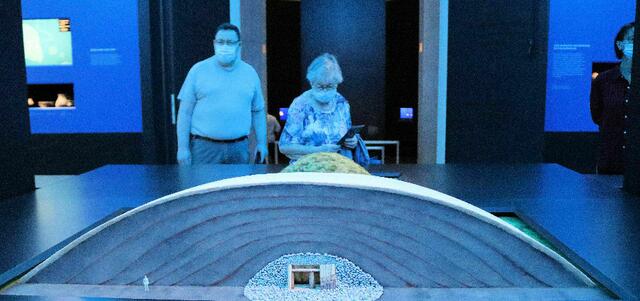 Grabhügel Bornhöck mit einer Höhe von 15 m und einem Durchmesser von 65 m, der größte in Mitteleuropa, er war ein weißgekalkter frühbronzezeitlicher Grabhügel, 1800-1850 v. Chr.