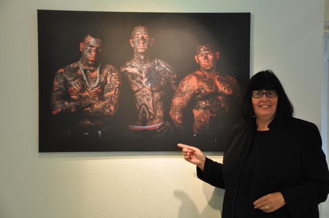 Serie Tattoo - Geschichten auf der Haut. EXHIBITION INSIDE OUT von SUSANNE SCHUMACHER.  Vom 12. bis 14. August 2021 in Berlin, Flughafen - Tempelhofer Feld, Haus 104.