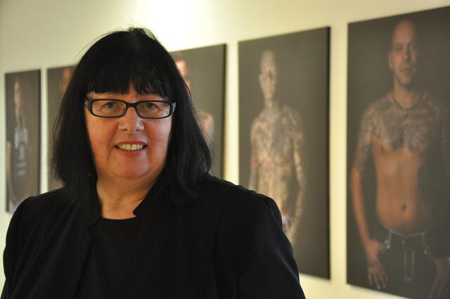 Fotografien aus der Serie Tattoo - Geschichten auf der Haut. EXHIBITION INSIDE OUT von SUSANNE SCHUMACHER. Vom 12. bis 14. August 2021 in Berlin, Flughafen - Tempelhofer Feld, Haus 104.