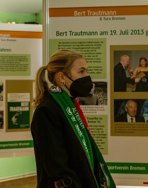 Anna Seidel bei der Ausstellung der Bert-Trautmann-Ausstellung in Leipzig