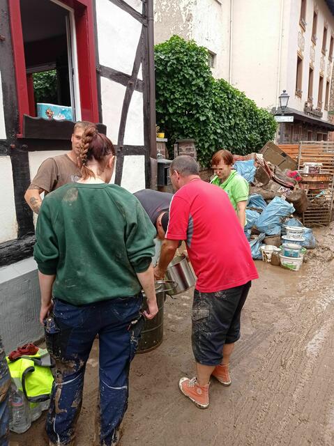 2. Freiwillige Hilfe - hier kostenlose Suppenverteilung.