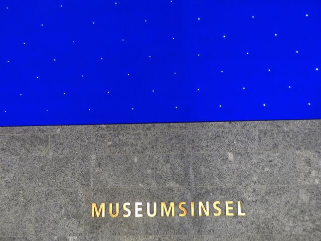 An dem blauen Sternenhimmel strahlen 6662 Lichtpunkte.