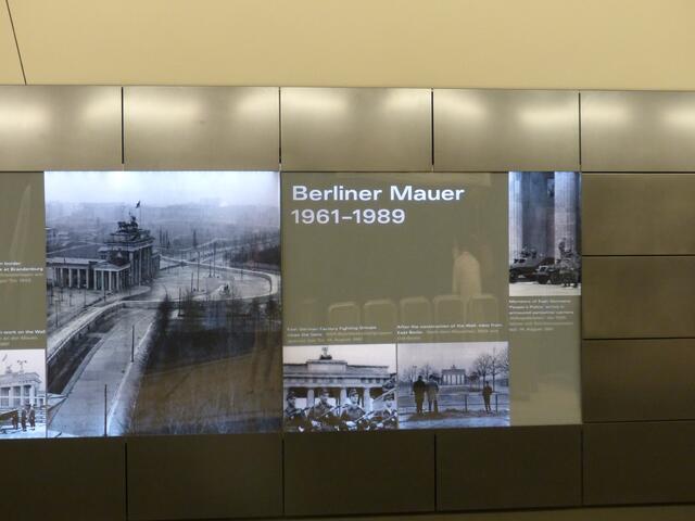 Historische Bilder an den Wänden des U-Bahnhofs, hier vom Mauerverlauf am Brandenburger Tor.
