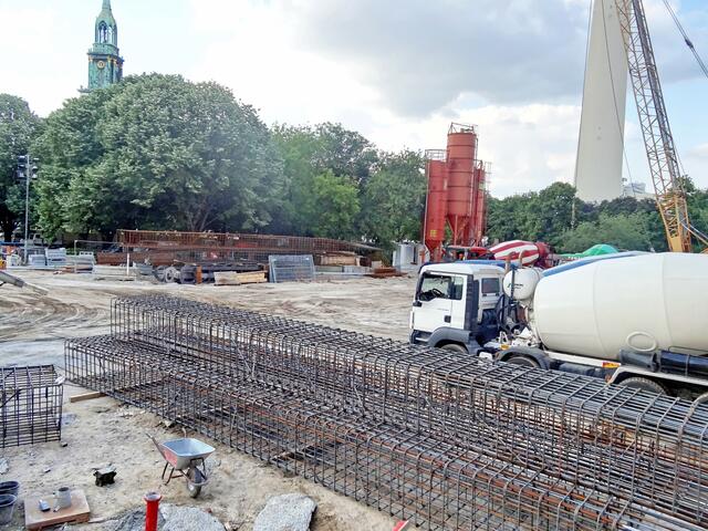 Riesenbaustelle vor dem Roten Rathaus / Marx-Engels-Forum. Die enorme Baustelle machte das Gehen vor dem Roten Rathaus zu einem regelrechten Hindernislauf.