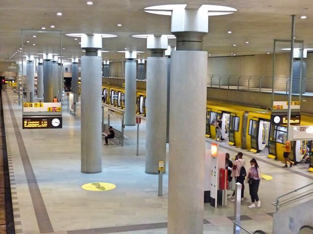 Blick auf den Bahnsteig des Bahnhofs Bundestag (früherer Name Bahnhof Reichstag). Der Bahnsteig befindet sich vor dem Paul-Löbe-Haus des Bundestages.
