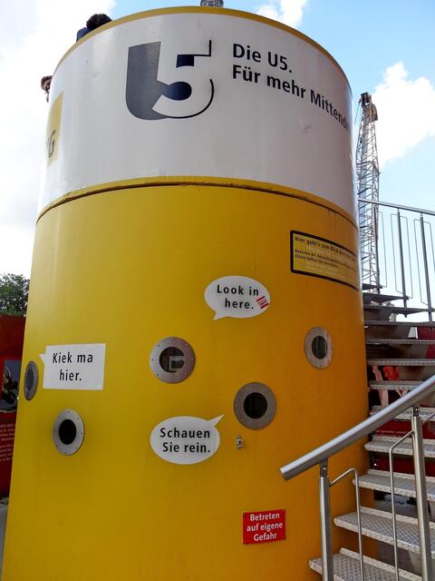 Info-Box über den Bau der U 5 am Marx-Engels-Forum  (Bild aus 2013).