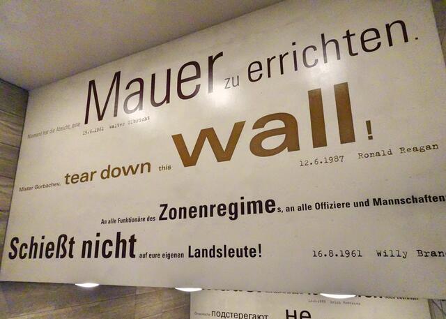 Tafeln über den Treppen des Umsteigebahnhofs