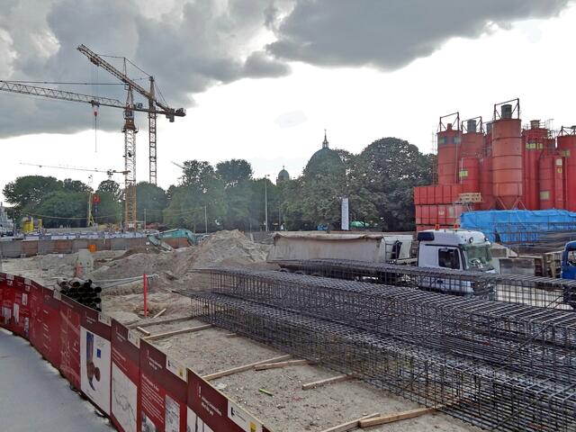 Blick in die Baugrube vor dem Roten Rathaus / Marx-Engels-Forum. Bilder von Dezember 2013, leider nicht alle ganz scharf.