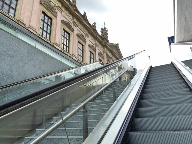 Rolltreppe am Ausgang zur Museumsinsel