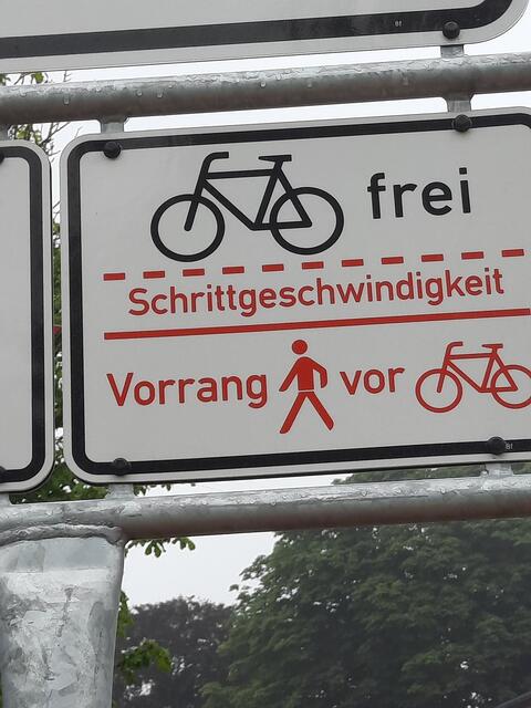 Erinnerung, bitte dran denken! SO ist es laut StVO für Fußgängerzonen - sowieso - vorgeschrieben, und die Stadt Wittmund erinnert Radfahrende daran, überall bei der Einfahrt in die Fußgängerzone in der Stadtmitte.