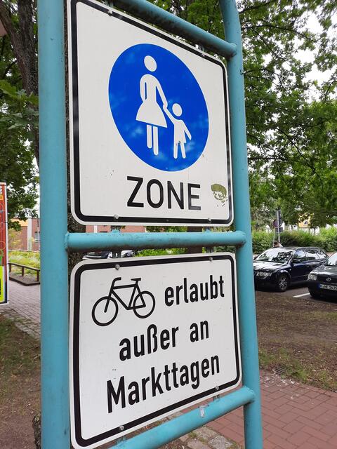 Langenhagen: Dieses Schild steht am Eingang zur Fußgängerzone am  Marktplatz / CCL. Radfahren dort ist in Schrittgeschwindigkeit erlaubt, außer an Markttagen. Kann die Stadt Langenhagen ähnliche Schilder wie in Wittmund nachrüsten, mit ähnlich freundlichen Hinweisen wie in Wittmund.