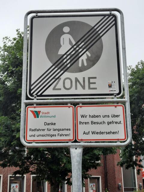 Geht! Freundlichkeit / Dankeschön helfen in Wittmund: Rasende Radfahrende gibt es in der Fußgängerzone im Stadtzentrum von Wittmund sehr, sehr selten.