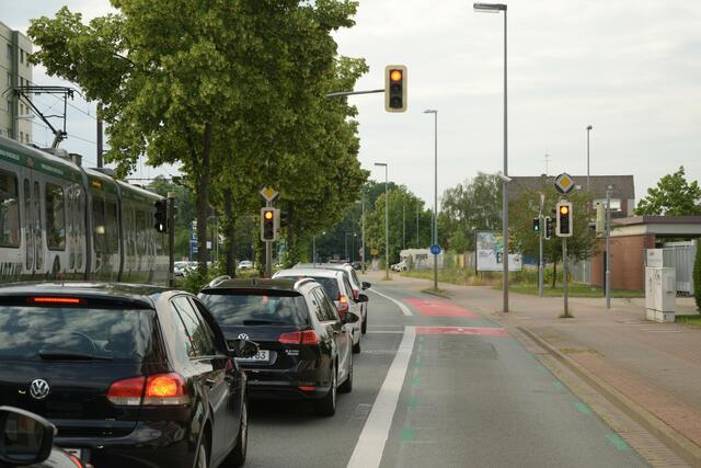 Hier werden nun auch Radfahrer durch den ÖPNV ausgebremmst. Früher konnten sie auf dem Fußgänger-Signal ihre Fahrt fortsetzen.