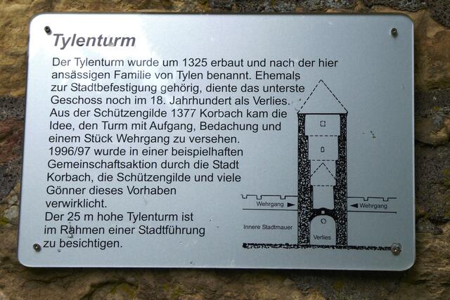 Eine Erläuterungstafel zum Tylenturm in der Hansestadt Korbach. Zum letzten Satz gibt es eine aktuelle Ergänzung auf dem nächsten Bild.