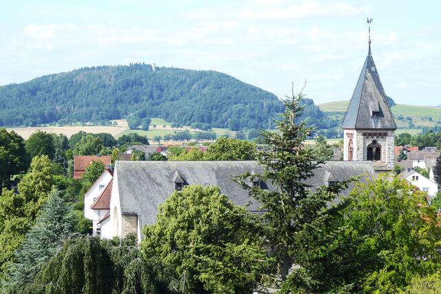 Vorne die St. Marienkirche, dahinter der Eisenberg, der Korbacher Hausberg mit dem Georg-Viktor-Turm.