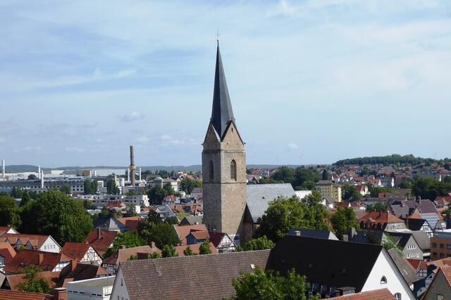 Die Nikolaikirche im Mittelpunkt, links hinten das Continentalwerk.