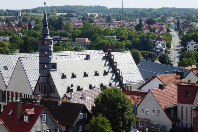 Das Korbacher Rathaus mit dem Neubau der Verwaltung ist vorne im Bild. Darüber ist die katholische Kirche St. Josef im Eidinghäuser Weg 47 erkennbar.