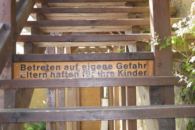 Betreten auf eigene Gefahr - Eltern haften für ihre Kinder.