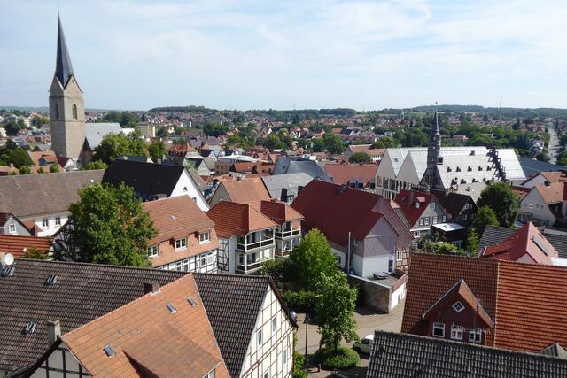 Links die Nikolaikirche, rechts der Neubau der Verwaltung am Rathaus Korbach.