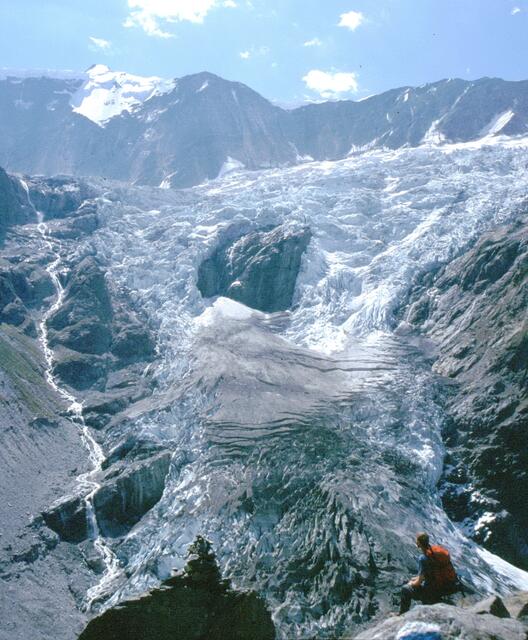 Gletscher schmelzen weltweit ab. Hier der Fiescher Gletscher bei Grindelwald in der Schweiz. 1500 Höhenmeter zieht er sich einen Steilhang hinauf. Das war im Jahr 2003.