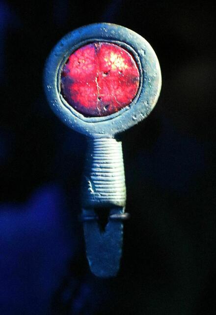 Wenn man sie gegen das Licht hält, offenbart sie die Form eines Radkreuzes-ein Sonnensymbol                     Jütland, Dänemark, genauer Fundort unbekannt, 1200-500 v. Chr. (National Museum of Denmark)