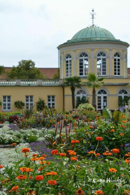 Summertime - Begegnungen im sommerlichen Berggarten: Die farbenfroh bepflanzten Beete im Schmuckhof breiten sich wie ein bunter Teppich vor dem Bibliothekspavillon aus (Foto: Katja Woidtke) | Foto: Katja Woidtke