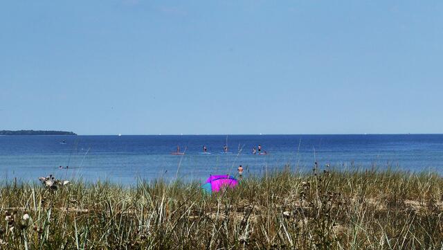 Über die graue Düne reicht die Sicht weit auf die Ostseebucht. Foto: Helmut Kuzina