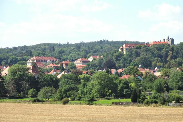rechts im Bild das ehemalige barocke Dreiflügelschloss der Ballenstedter Fürsten