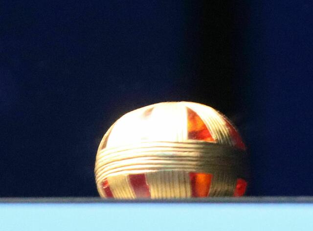 goldumfasste Bernsteinperle, südenglische frühe Bronzezeit, Seeufersiedlung                                                        Zürich, Mozartstraße, Schweiz, 2000-1600 v.u.Z.    Leihgabe Kantonsarchäologie Zürich                                     Das Ausstellungsstück lag leider etwas zu hoch.