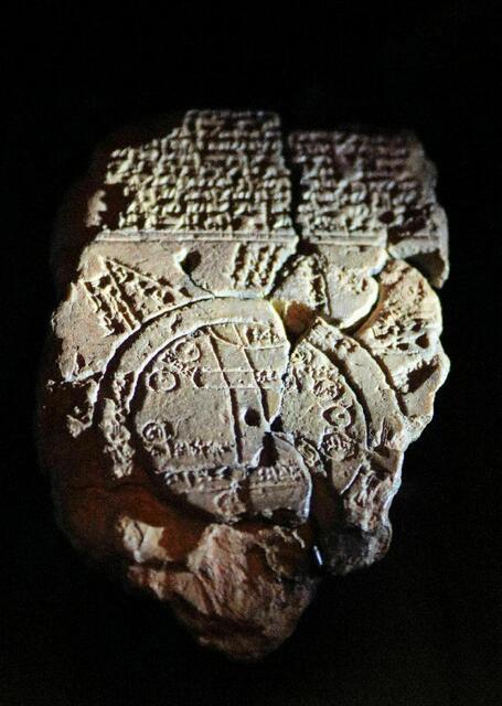 frühe Weltkarte, Irak, Abbu Habba, Gouvernement Bagdad, ca. 6. Jh. v.Chr. (Nachbildung, The Britisch Museum London)  Sie zeigt eine von einem Fluß beziehungsweise dem Ozean umgebene Scheibe, auf der Babylon als Rechteck am Euphrat eingetragen ist. Dieser fließt von oben nach unten