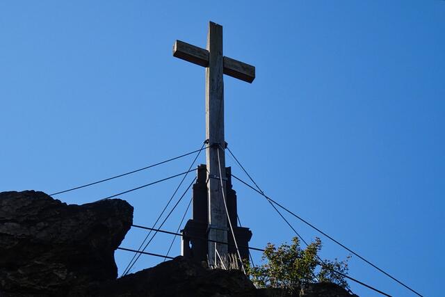 das Gipfelkreuz auf dem begehbaren Großen Gegenstein