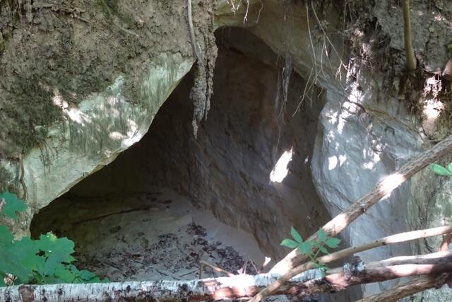 eine Sandsteinhöhle, hier wurde noch im 20. Jahrhundert sogenannter Stubensand abgebaut