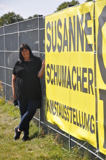 Kunstausstellung INSIDE OUT in Berlin, Tempelhofer Feld, Haus 104.