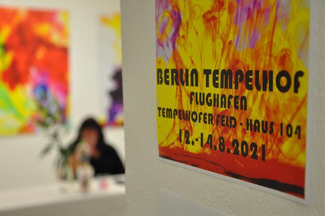 Kunstausstellung INSIDE OUT in Berlin, Tempelhofer Feld, Haus 104.