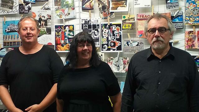 Das Vorbereitungsteam Lars Schumacher und Rainer Wieczorek mit Susanne Schumacher.  Kunstausstellung in Berlin, Tempelhofer Feld, Haus 104.