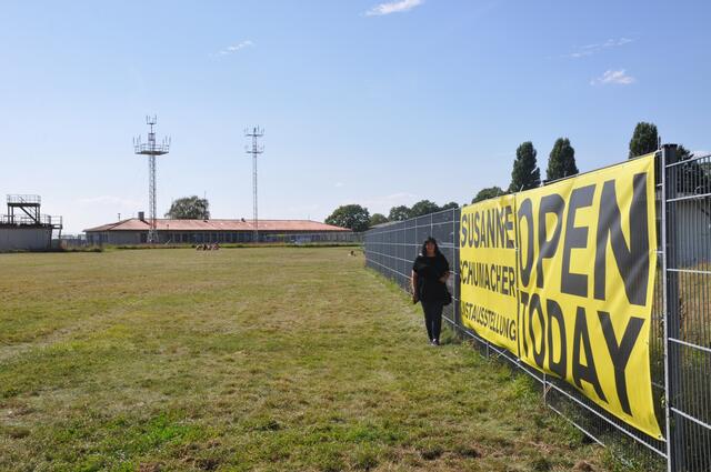 Kunstausstellung INSIDE OUT in Berlin, Tempelhofer Feld, Haus 104.