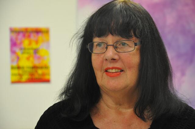 Künstlerin Susanne Schumacher. Kunstausstellung INSIDE OUT in Berlin, Tempelhofer Feld, Haus 104.